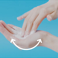 Lấy sữa rửa mặt Senka với lượng vừa đủ và tạo bọt